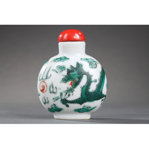 Snuff bottle porcelain decorated with a green Dragon